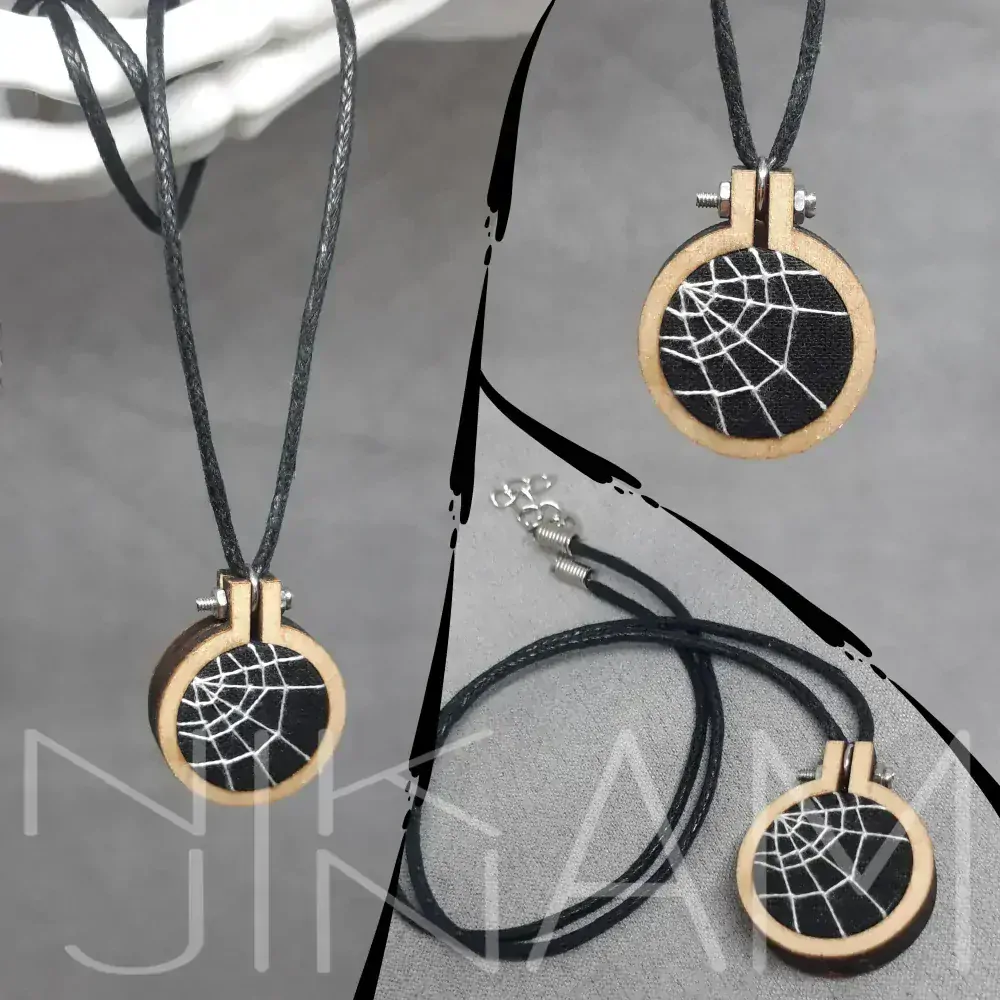 Vyšívaný náhrdelník pavučina